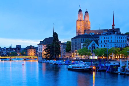 Téléchargez les photos : Vue panoramique de la vieille ville de Zurich la nuit, Alpes suisses, Suisse - en image libre de droit