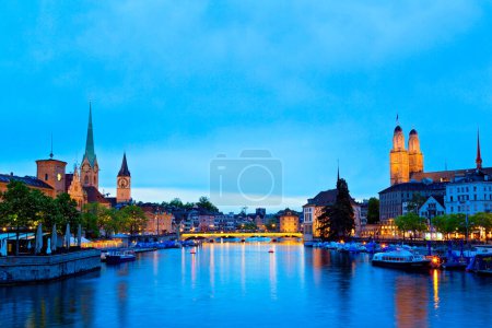 Téléchargez les photos : Vue panoramique de la vieille ville de Zurich la nuit, Alpes suisses, Suisse - en image libre de droit