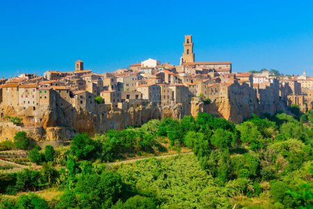 Téléchargez les photos : Pitigliano - Charmante ville de Tuff Stone en Toscane, Italie - en image libre de droit