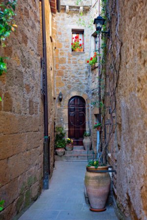 Téléchargez les photos : Pitigliano - Charmante ville de Tuff Stone en Toscane, Italie - en image libre de droit