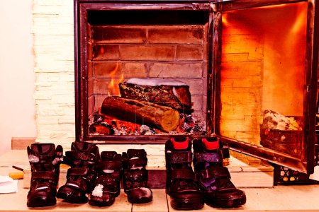 Téléchargez les photos : Bottes près du feu brûlant - en image libre de droit