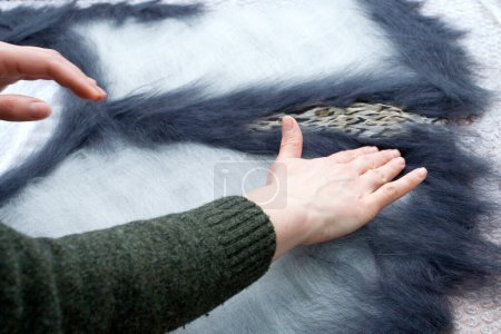 Foto de Poner las manos sobre la lana - Imagen libre de derechos