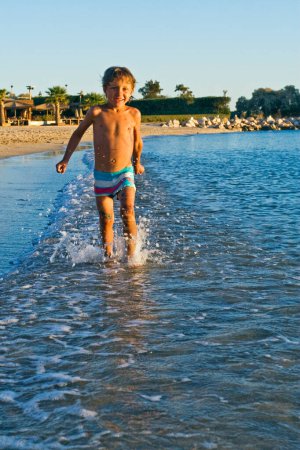 Foto de Chico corriendo en el agua - Imagen libre de derechos
