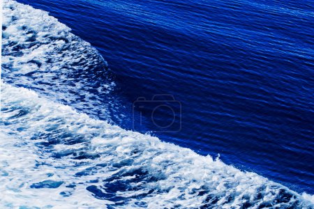 Téléchargez les photos : Foam wave after liner - en image libre de droit