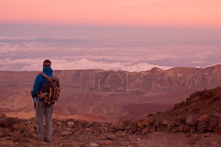 Téléchargez les photos : Avant de descendre de l'auberge Altavista Mountain dans la soirée après l'escalade Teide - en image libre de droit