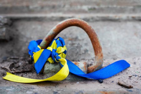 blau-gelbes Band um die Waffe gebunden. Krieg mit der Ukraine