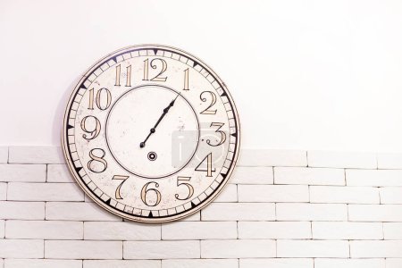 Téléchargez les photos : Horloge murale ronde sur le mur. traduction de temps, horizontal - en image libre de droit