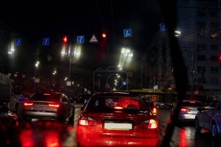 Foto de Atasco de tráfico en la carretera en la noche durante el mal tiempo. Viaje. - Imagen libre de derechos