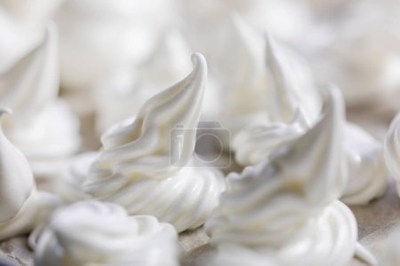 Foto de Primer plano del merengue blanco clásico presentado en papel de aluminio antes de hornear. Humor festivo - Imagen libre de derechos