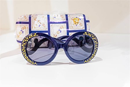 Foto de Elegantes gafas azules con una caja sobre un fondo claro, horizontal - Imagen libre de derechos