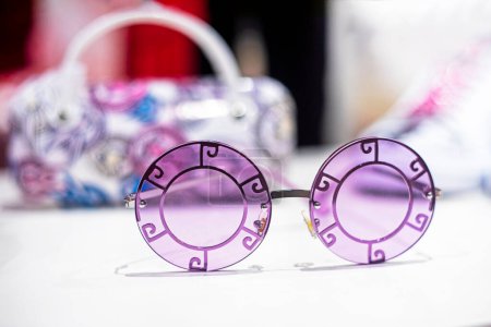 Foto de Elegantes gafas de sol originales de color púrpura sobre un fondo claro. Pronto llegará el verano.. - Imagen libre de derechos