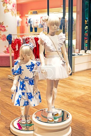 Téléchargez les photos : Mannequins de petites filles en vêtements d'été tendance et élégants. L'été arrive - en image libre de droit