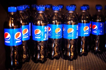 Téléchargez les photos : Pepsi boissons rafraîchissantes 0,5 litres sur le comptoir dans un magasin en Ukraine le 30 Avril - en image libre de droit