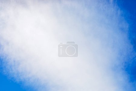 Téléchargez les photos : Fond clair de nuages orageux sur le ciel bleu. horizontal - en image libre de droit