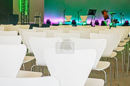 Foto de Escenario musical antes de la actuación con sillas blancas. horizontal - Imagen libre de derechos