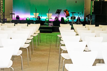 Foto de Escenario musical de concierto antes de la actuación con sillas blancas. horizontal - Imagen libre de derechos