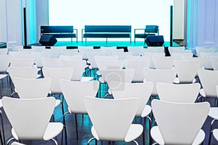 Téléchargez les photos : Élégante salle de conférence moderne avec chaises blanches. horizontal - en image libre de droit