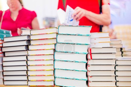 Foto de Libros gruesos apilados en una pila en el mercado de libros. de vuelta a la escuela - Imagen libre de derechos