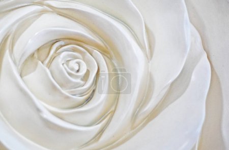 Foto de Fondo ligero abstracto del núcleo de una flor de rosa moldeada de arcilla. decoración de interiores - Imagen libre de derechos
