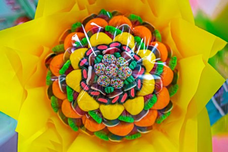 bouquet dulce con diferentes formas y sabores de marmeshow en envase amarillo. fiesta de niños