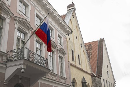 Téléchargez les photos : Drapeau de l'ambassade de Russie en Europe. Guerre en Ukraine - en image libre de droit