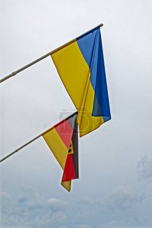 Téléchargez les photos : Drapeau belge et ukrainien par temps nuageux. Soutien à l'Ukraine, guerre - en image libre de droit