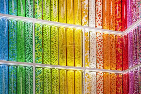 Foto de Fondo LGBT de coloridos dulces arco iris en contenedores transparentes en un supermercado - Imagen libre de derechos