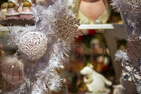 Fondo de Año Nuevo con copos de nieve decorativos y bolas de Año Nuevo