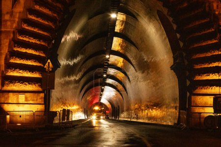 Téléchargez les photos : Réparation routière dans les tunnels d'une grande ville éclairée la nuit - en image libre de droit