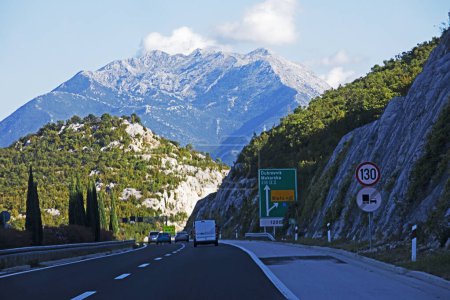 Téléchargez les photos : Route en Croatie à travers la fourche de montagne. Voyager et se détendre en voiture - en image libre de droit
