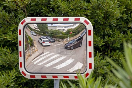 Téléchargez les photos : Miroir auxiliaire de route sur la route pendant les virages serrés pour les voitures - en image libre de droit