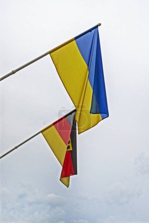 Téléchargez les photos : Drapeau belge et ukrainien par temps nuageux. Soutien à l'Ukraine, guerre - en image libre de droit