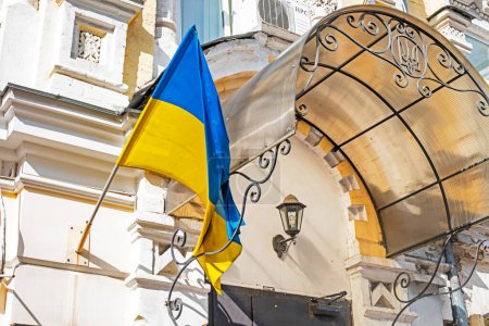 Foto de Bandera de Ucrania en un edificio arquitectónico. Apoyo y guerra en Ucrania - Imagen libre de derechos