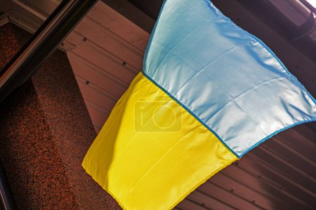 Foto de Bandera de Ucrania se muestra en un edificio arquitectónico, el contexto de la guerra en Ucrania, y el tema de apoyo a la nación en tiempos difíciles. - Imagen libre de derechos