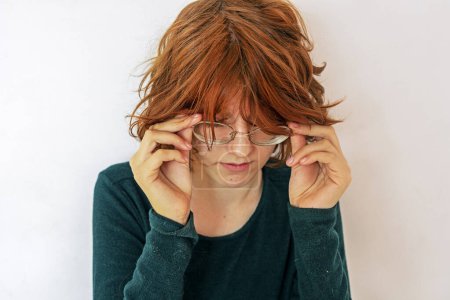 Foto de Chica adolescente con el pelo rojo con gafas. Psicología y complejos de adolescentes - Imagen libre de derechos
