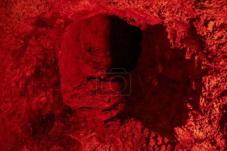 Téléchargez les photos : Fond abstrait de surface en béton rouge avec trou de coquille. Guerre en Ukraine et en Israël - en image libre de droit