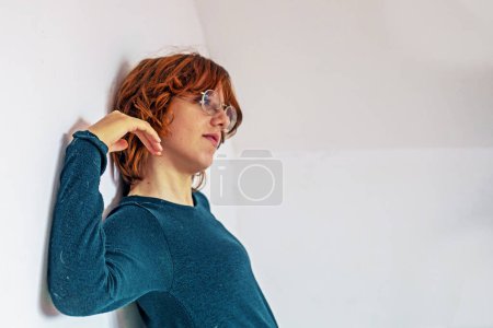Foto de Adolescente con pelo rojo lucha con sus emociones. Psicología y complejos de adolescentes - Imagen libre de derechos