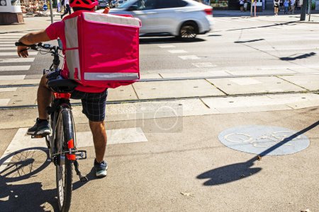 Téléchargez les photos : Livraison rapide de la nourriture au bureau et à la maison par courier cycliste - en image libre de droit