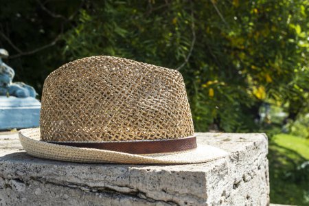 Téléchargez les photos : Chapeau d'été pour hommes avec un bord repose sur le parapet. Voyage. Le printemps arrive - en image libre de droit