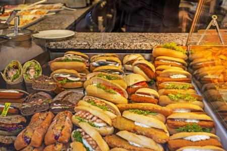 Téléchargez les photos : Divers hamburgers végétaliens, viande, avec du poisson et des légumes sur le comptoir dans un magasin - en image libre de droit