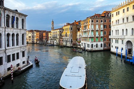 Foto de Hermoso canal en Venecia con los turistas en una góndola en septiembre 2023 en Venecia - Imagen libre de derechos