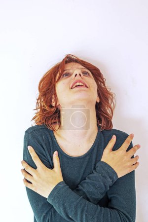 Foto de Chica con el pelo rojo lucha con sus emociones. Psicología y complejos de adolescentes - Imagen libre de derechos