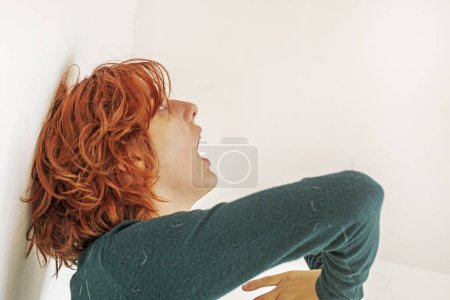 Foto de Chica con el pelo rojo lucha con sus emociones. Psicología y complejos de adolescentes - Imagen libre de derechos