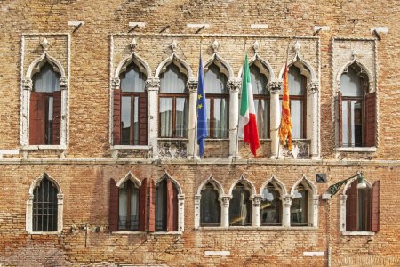 Téléchargez les photos : Antiques fenêtres vénitiennes semi-circulaires avec drapeau italien nato. Voyages et loisirs - en image libre de droit