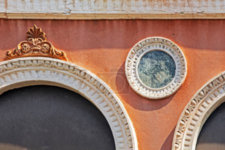 Téléchargez les photos : Éléments architecturaux ronds sur un mur rose - en image libre de droit