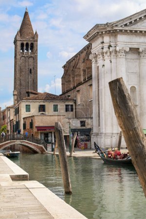 Téléchargez les photos : Maisons architecturales avec fenêtres à Venise en Septembre 2023. voyage à travers Venise - en image libre de droit