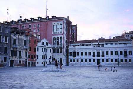 Téléchargez les photos : Place vénitienne avec un ancien puits pour la collecte de l'eau à Venise dans la soirée du 8 septembre 2023 - en image libre de droit