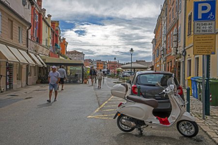 Téléchargez les photos : Parking dans la petite ville d'Umag en Croatie le 7 août deux mille vingt-trois - en image libre de droit