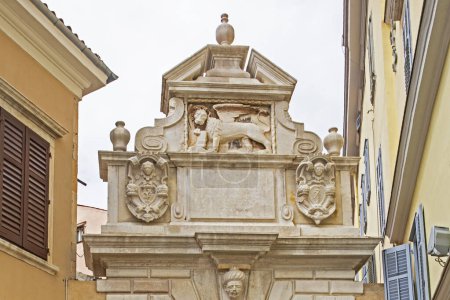 Téléchargez les photos : Arc de triomphe avec un lion dans la ville d'Umag en Croatie. - en image libre de droit
