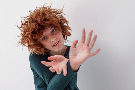 Téléchargez les photos : Adolescent heureux fille joue avec ses émotions en utilisant ses mains et expressions faciales - en image libre de droit
